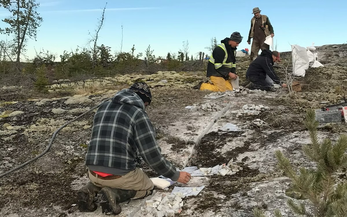 Exploración de litio en Ontario: equipo trabajando en el Proyecto PAK, extrayendo muestras de roca. Permisos mineros y innovación en la extracción de litio.