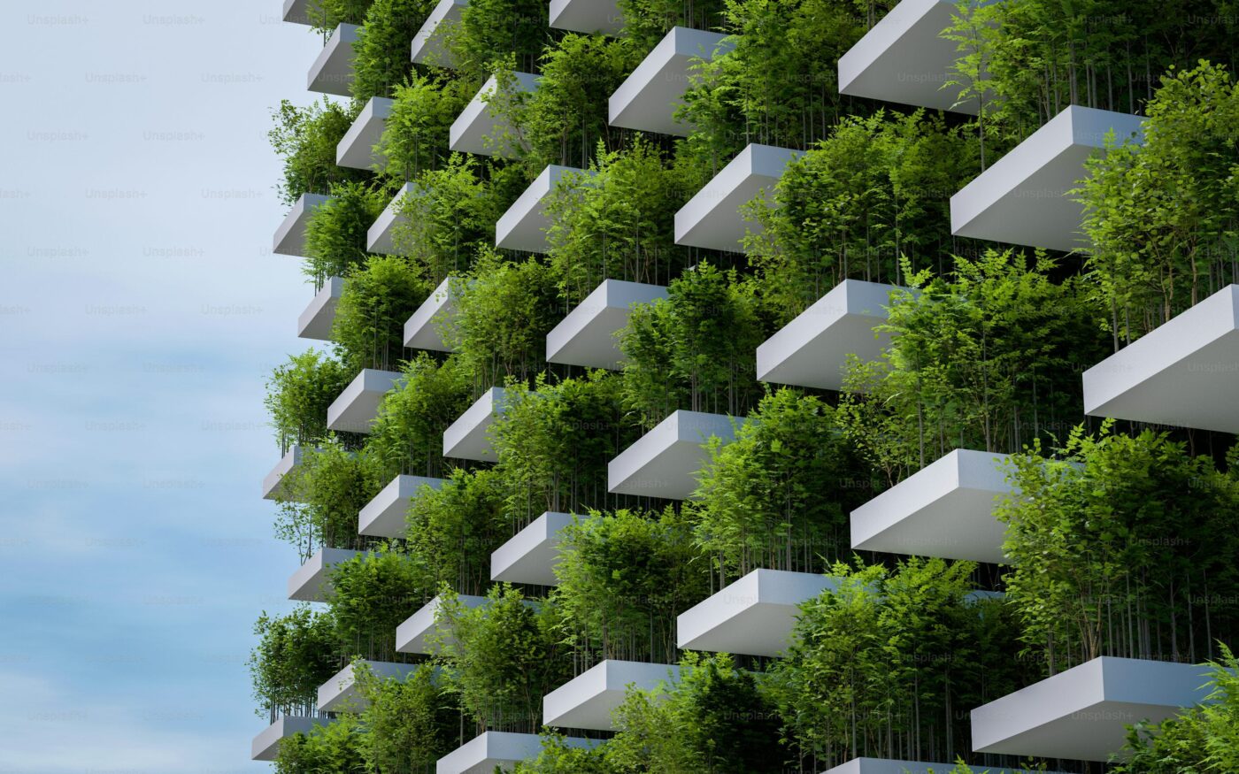 Fachada innovadora con balcones verdes, ejemplo de construcción sustentable y materiales avanzados. Diseño arquitectónico que integra naturaleza y ciudad.