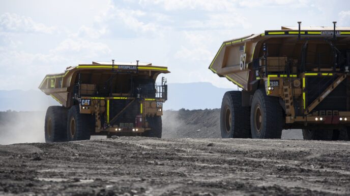 Dos camiones mineros Caterpillar EQ100E autónomos y eléctricos en operación. Innovación en minería sostenible con tecnología de punta para el futuro.