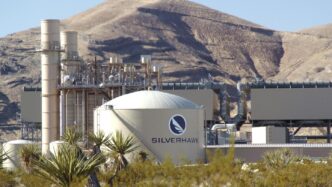 Vista de la planta de combustibles renovables Silverhawk en Nevada, destacando la innovación en la producción de energía sostenible en un entorno desértico.