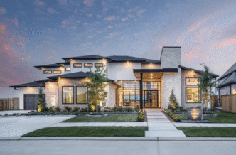 Fachada moderna con pisos de madera y WPC, diseño sostenible en bienes raíces. Iluminación cálida y paisajismo mejoran la propiedad.