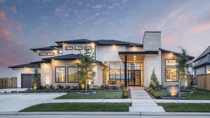 Fachada moderna con pisos de madera y WPC, diseño sostenible en bienes raíces. Iluminación cálida y paisajismo mejoran la propiedad.