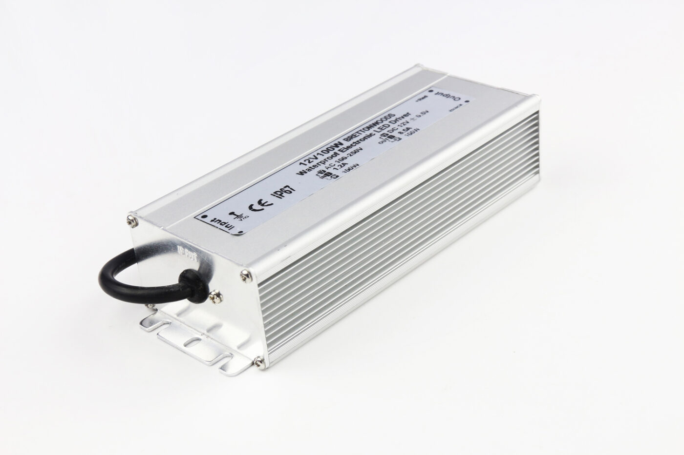 Fuente de alimentación LED impermeable de 12V/100W. Ideal para sistemas LED que requieren un suministro de energía confiable y resistente a la intemperie.