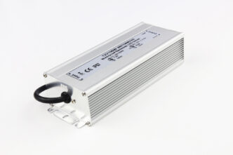 Fuente de alimentación LED impermeable de 12V/100W. Ideal para sistemas LED que requieren un suministro de energía confiable y resistente a la intemperie.