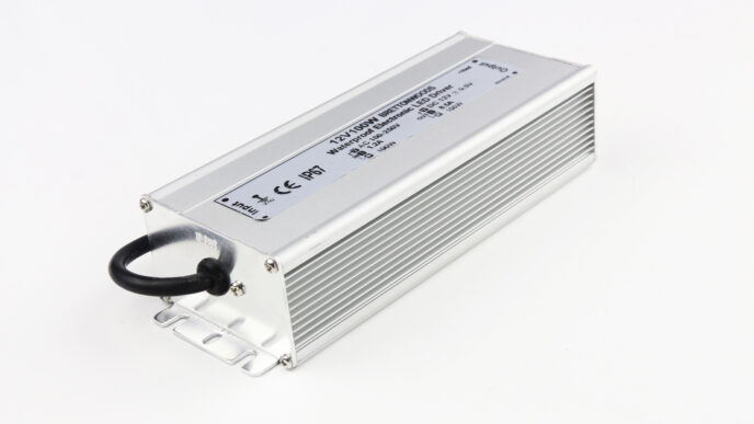 Fuente de alimentación LED impermeable de 12V/100W. Ideal para sistemas LED que requieren un suministro de energía confiable y resistente a la intemperie.