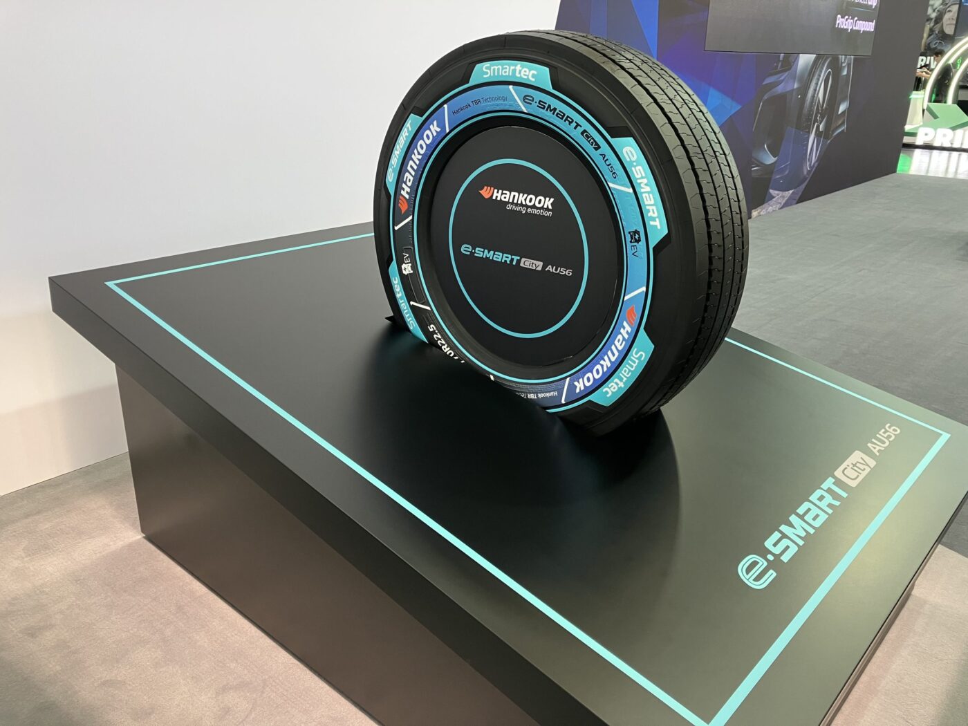 Neumático Hankook e-SMART City AU56 para e-buses, innovación tecnológica sostenible. Diseño optimizado para transporte urbano eléctrico.