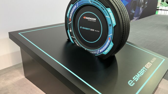 Neumático Hankook e-SMART City AU56 para e-buses, innovación tecnológica sostenible. Diseño optimizado para transporte urbano eléctrico.