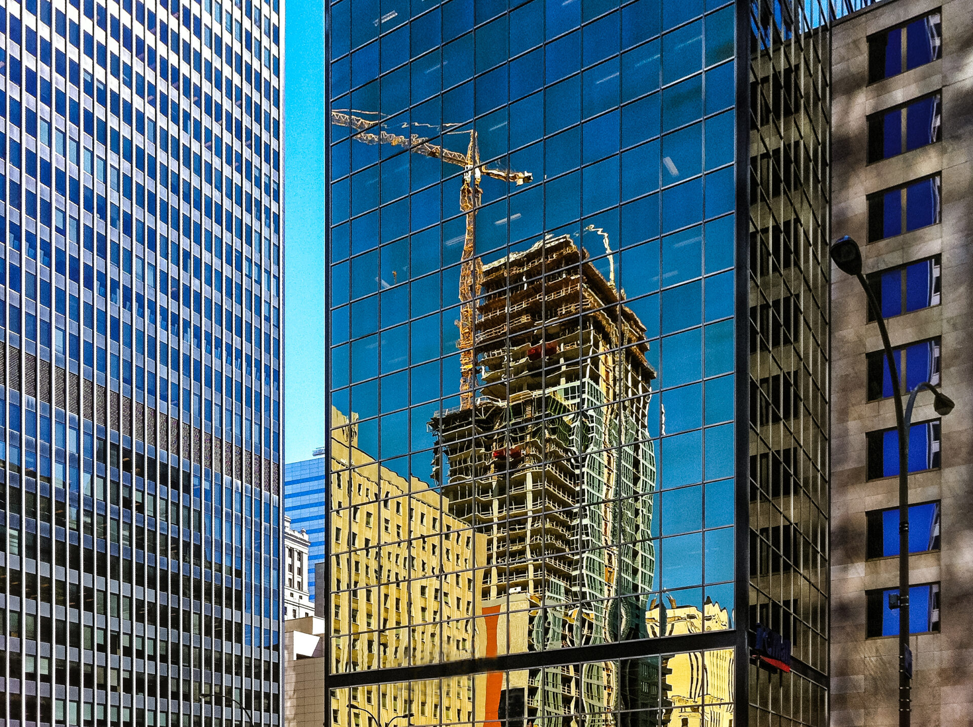 Reflejo de construcción en vidrio de edificio en NY. La innovación femenina transforma el sector inmobiliario en 2025. Arquitectura y modernidad.