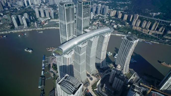 Vista aérea de Raffles City Chongqing, ejemplo de innovación HVAC en desarrollo eco-lujo. Diseño arquitectónico único con rascacielos interconectados.