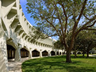 Vista del Boca Raton Innovation Campus, mostrando su arquitectura innovadora y áreas verdes. Impulso al crecimiento económico y tecnológico local. 125