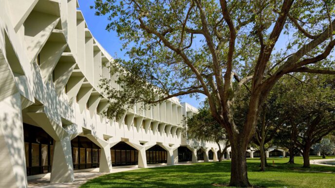 Vista del Boca Raton Innovation Campus, mostrando su arquitectura innovadora y áreas verdes. Impulso al crecimiento económico y tecnológico local. 125