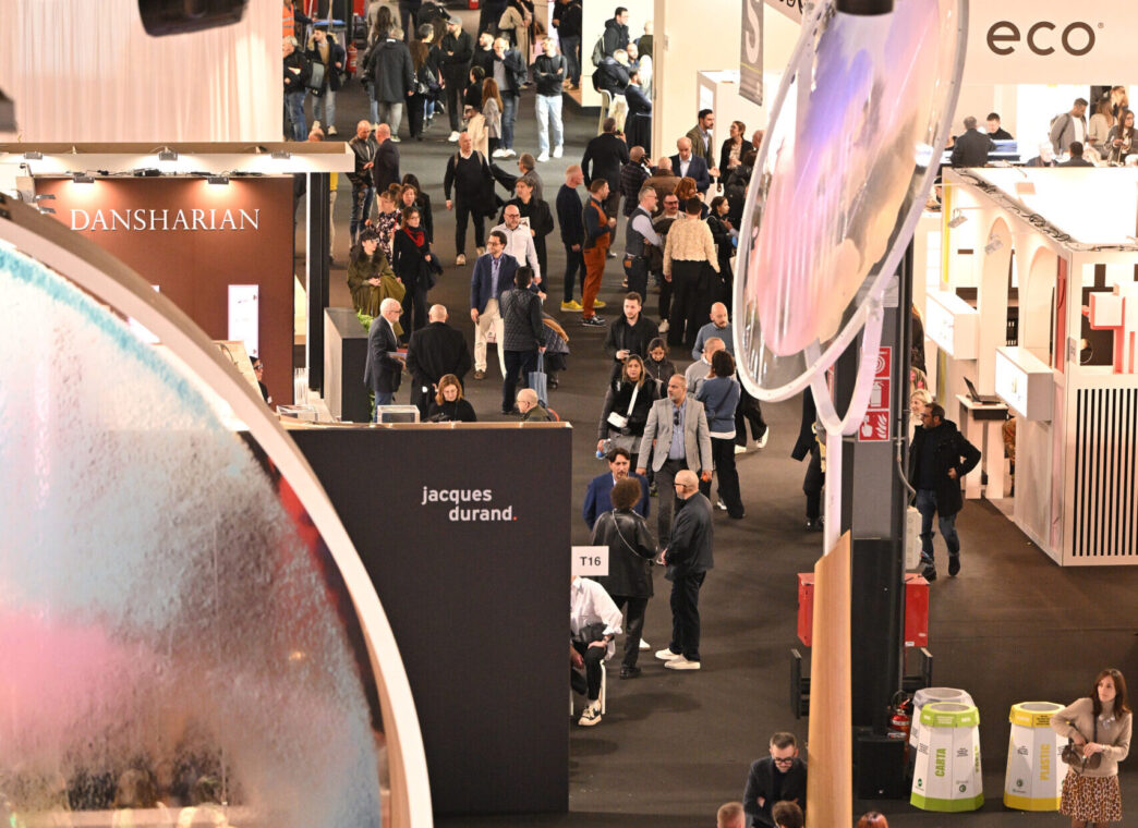 Vista general del Mido Eyewear Show 2026, destacando la innovación sostenible en stands como Jacques Durand y Dansharian, concurrido por asistentes.