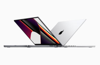 Tecnología: Dos computadoras portátiles MacBook Pro de Apple, una abierta mostrando la pantalla y otra cerrada con el logo de Apple visible.