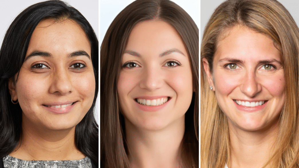 Tres mujeres sonrientes, líderes en innovación y inversiones de tierra.  Empoderamiento femenino y éxito en el sector inmobiliario. Rostros de liderazgo.