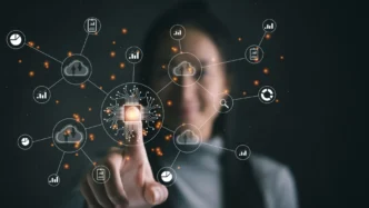 Ilustración digital de una persona interactuando con iconos de tecnología. Concepto de innovación en real estate y transformación digital. Inmobiliare Summits.