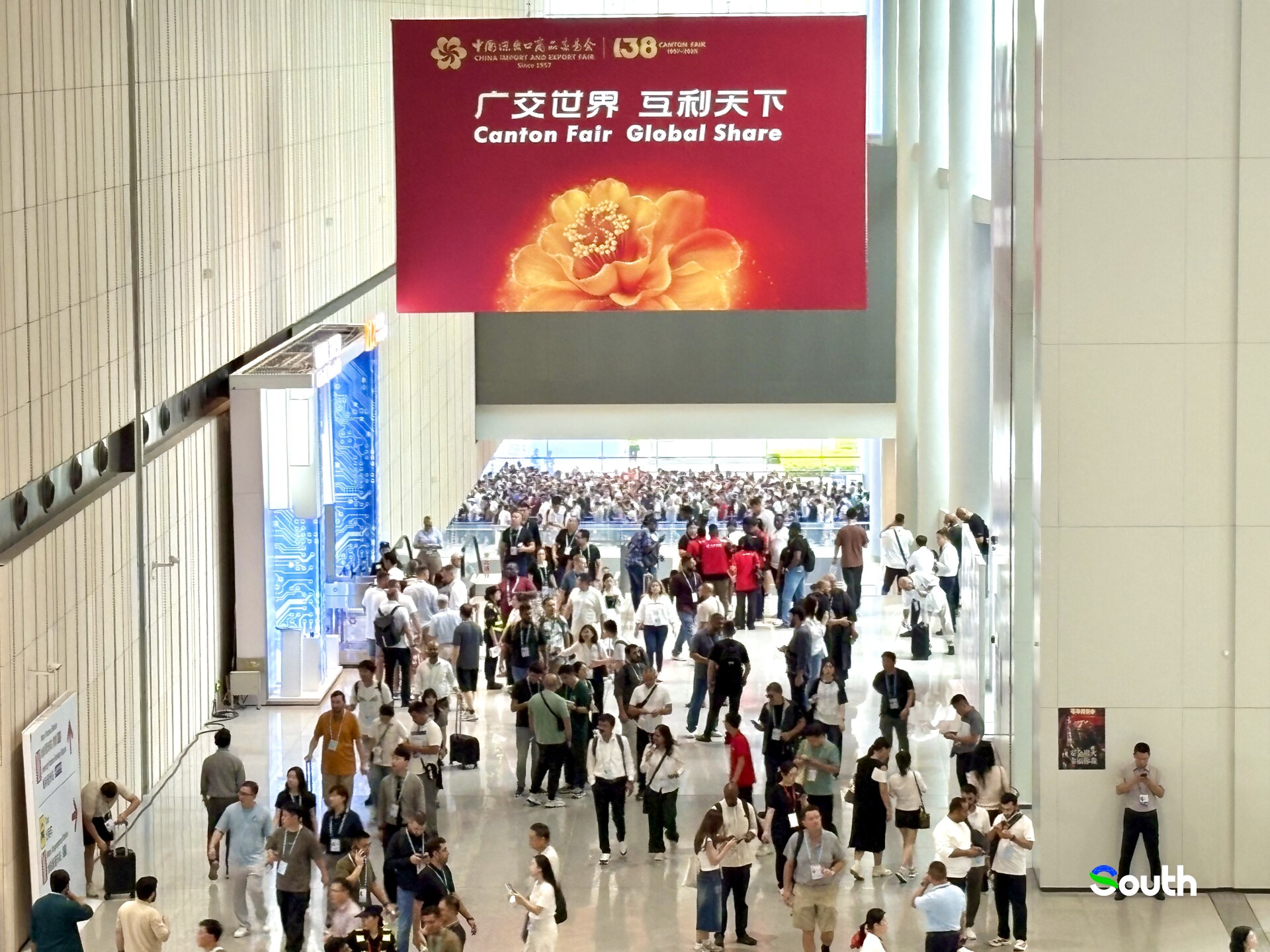 Visitantes en la Feria de Cantón, explorando innovaciones verdes en construcción sustentable. Gran multitud bajo un banner promocional vibrante.