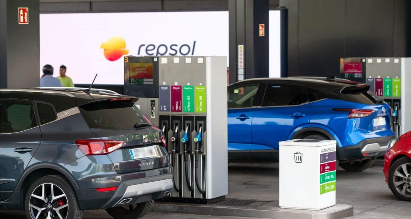 Sponsors/branding.

Vehículos en gasolinera Repsol en España. Alianza InPost y AliExpress para entregas. Movilidad sostenible y combustibles.