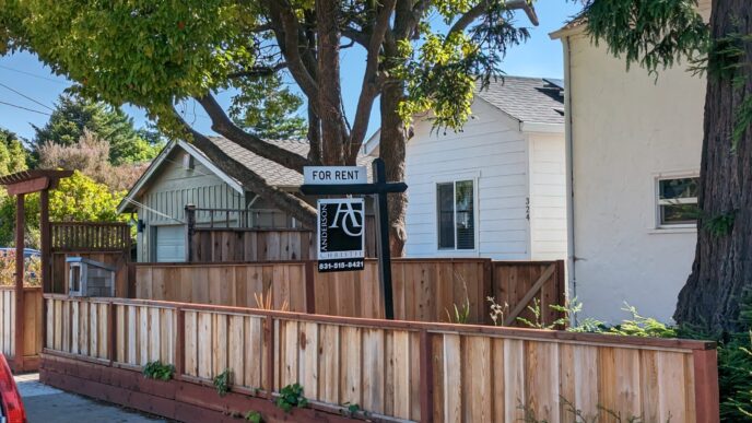 speakers/headshot
Casa en renta con letrero de For Rent y logo de Anderson Christie. Oportunidad inmobiliaria en la ciudad.