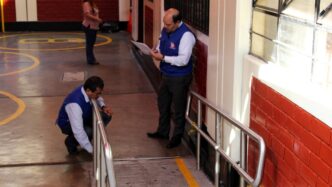 Venue/architecture.

Supervisando acciones de vivienda en México. Funcionarios revisan planos y detalles de construcción. Sedatu y Conavi impulsan proyectos.