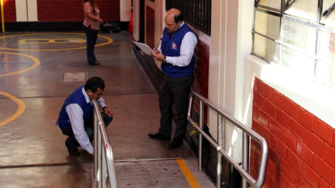 Venue/architecture.

Supervisando acciones de vivienda en México. Funcionarios revisan planos y detalles de construcción. Sedatu y Conavi impulsan proyectos.