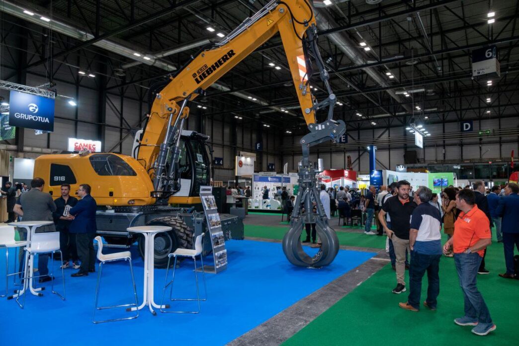 networking/expo
Exhibición de maquinaria pesada en Inmobiliare Summits. Visitantes exploran soluciones de real estate en la conference. Venue concurrido.