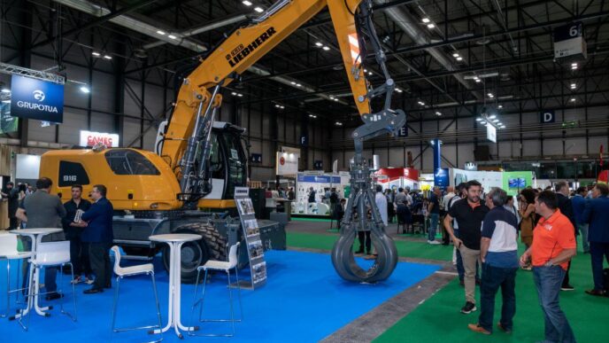 networking/expo
Exhibición de maquinaria pesada en Inmobiliare Summits. Visitantes exploran soluciones de real estate en la conference. Venue concurrido.