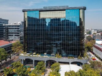 Venue/architecture.

Fachada del edificio sede de EXNI Inmobiliare Summits 2023, evento de real estate en la ciudad de México, LATAM. Arquitectura moderna.