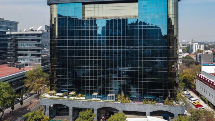 Venue/architecture.

Fachada del edificio sede de EXNI Inmobiliare Summits 2023, evento de real estate en la ciudad de México, LATAM. Arquitectura moderna.