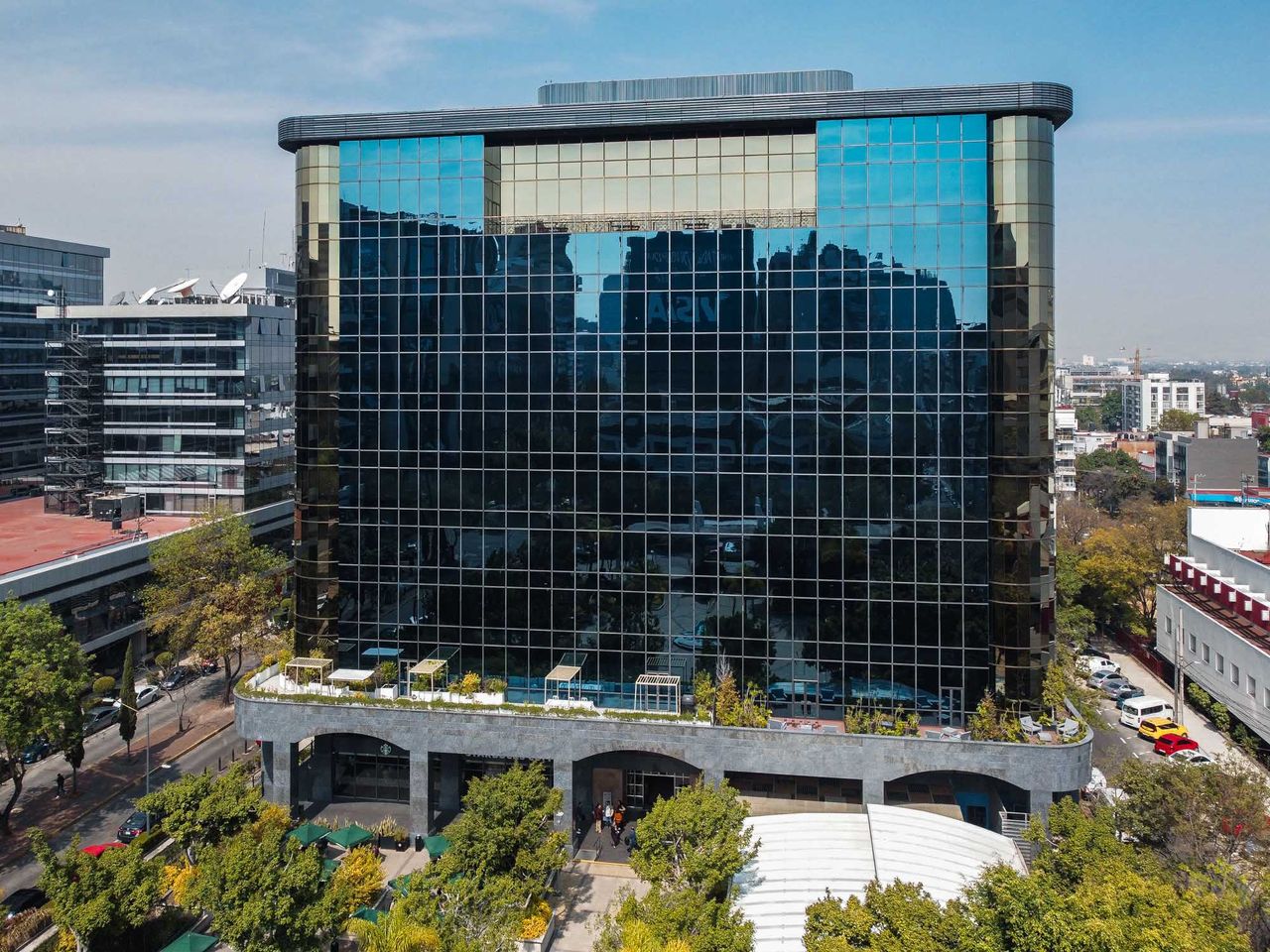 Venue/architecture.

Fachada del edificio sede de EXNI Inmobiliare Summits 2023, evento de real estate en la ciudad de México, LATAM. Arquitectura moderna.