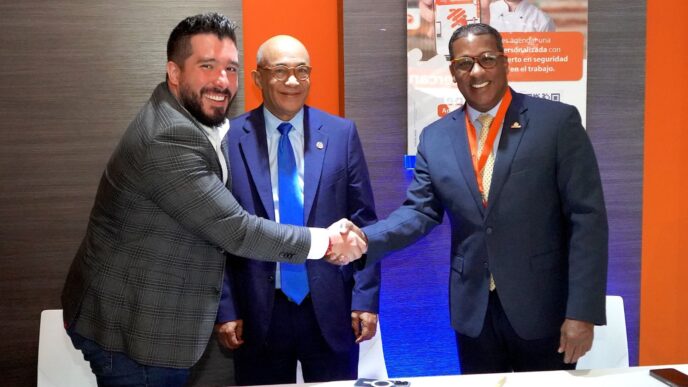 Networking/expo.

Celebración en Inmobiliare Summits: Tres hombres sonrientes sellan un acuerdo con un apretón de manos. Evento real estate en México.