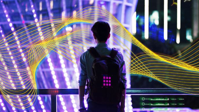 Hombre con mochila mira edificio iluminado, IA y sostenibilidad en real estate. Visualización de datos y tecnología futurista en entorno urbano.