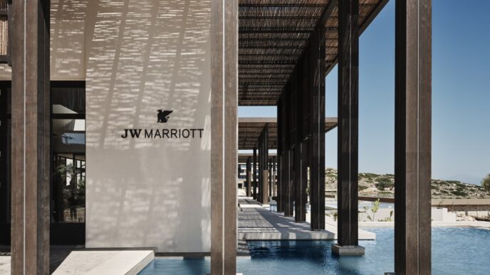 Nuevo hotel InterContinental en islas griegas: Vista exterior del JW Marriott, con piscina y diseño arquitectónico moderno. Lujo en Grecia.
