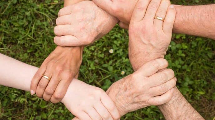 Abstracto: Manos unidas simbolizan Proyecto Beta, vivienda intergeneracional en Holanda. Colaboración en Inmobiliare Summits LATAM.