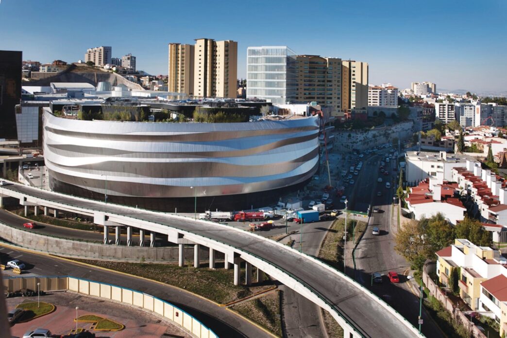 venue/architecture
Vista aérea de Sodimac Interlomas, nueva sucursal en México. Arquitectura moderna en entorno urbano. Inmobiliare Summits destaca el real estate.