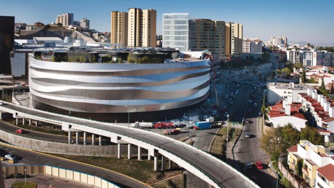 venue/architecture
Vista aérea de Sodimac Interlomas, nueva sucursal en México. Arquitectura moderna en entorno urbano. Inmobiliare Summits destaca el real estate.