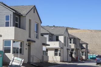 Category: venue/architecture
Arquitectura moderna en Inmobiliare Summits, México. Diseño inmobiliario contemporáneo con líneas limpias y colores neutros. Espacios urbanos en la ciudad.