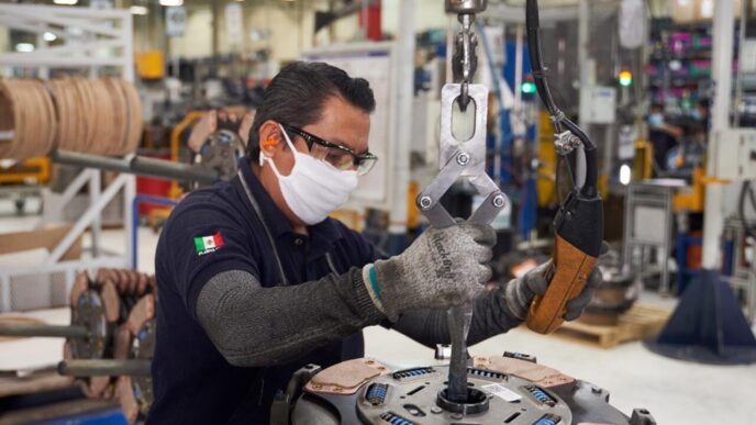 venue/architecture

Trabajador en HubsPark Apodaca, Mexico, ensamblando maquinaria. Nearshoring impulsa el sector *real estate* e *Inmobiliare Summits* en la *city*.