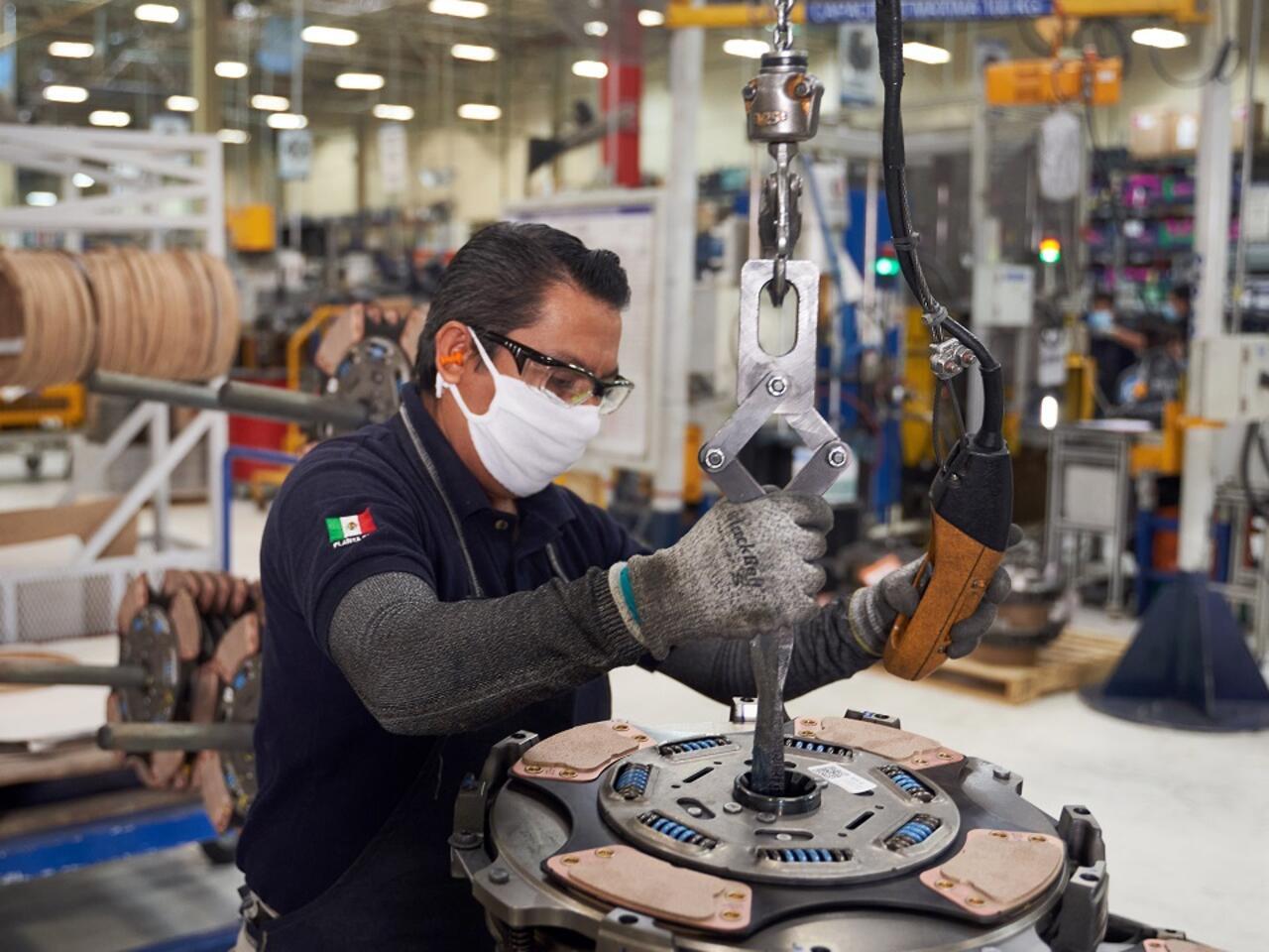 venue/architecture

Trabajador en HubsPark Apodaca, Mexico, ensamblando maquinaria. Nearshoring impulsa el sector *real estate* e *Inmobiliare Summits* en la *city*.