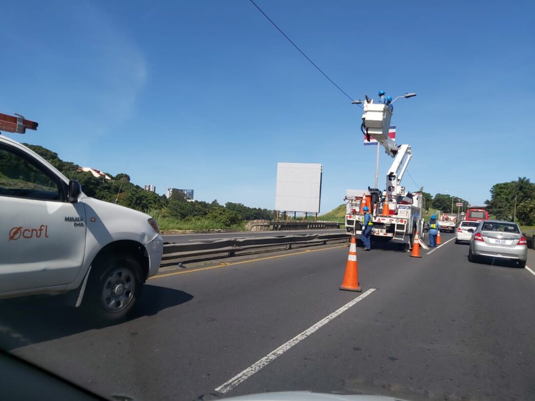 city/destination

Trabajadores reparan líneas eléctricas en carretera. Infraestructura clave para el desarrollo #realestate en #Chihuahua. Impulso económico #Mexico.