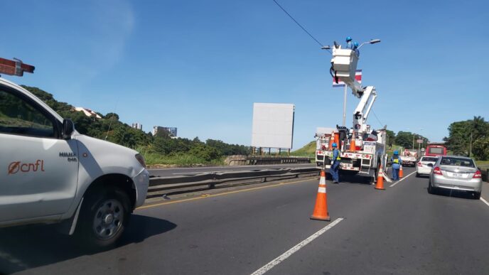 city/destination

Trabajadores reparan líneas eléctricas en carretera. Infraestructura clave para el desarrollo #realestate en #Chihuahua. Impulso económico #Mexico.