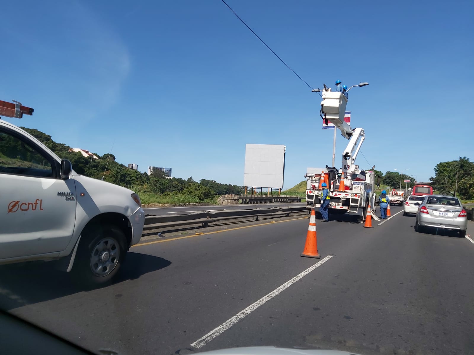 city/destination

Trabajadores reparan líneas eléctricas en carretera. Infraestructura clave para el desarrollo #realestate en #Chihuahua. Impulso económico #Mexico.