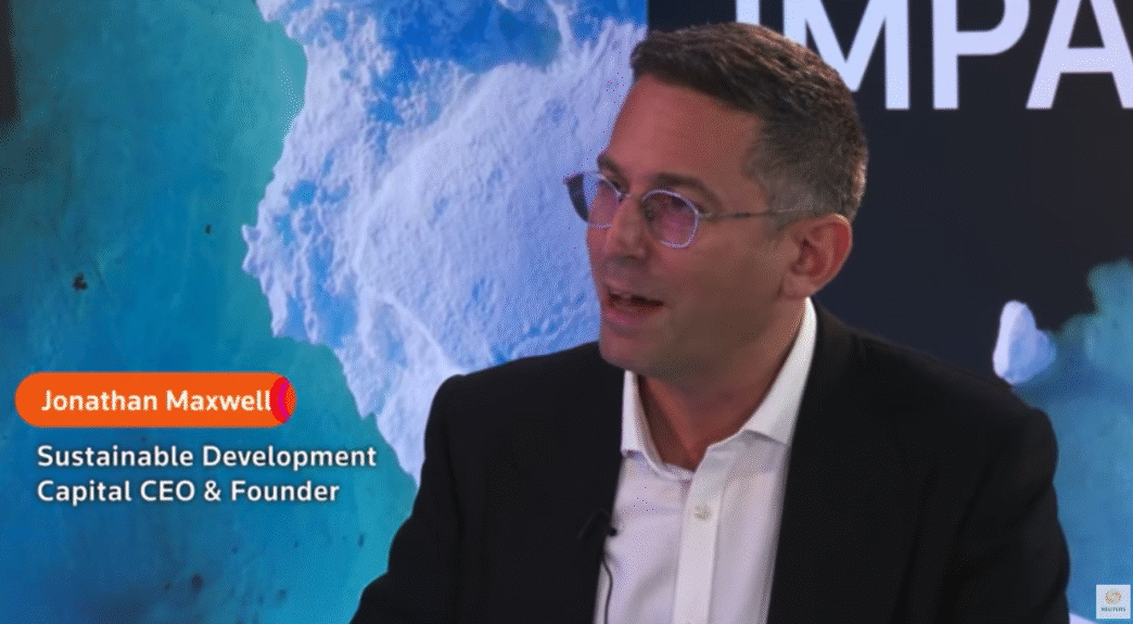 Jonathan Maxwell, CEO de SDCL, promueve inversión en eficiencia energética en Alemania. Imagen de entrevista sobre sostenibilidad y finanzas verdes.