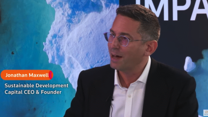 Jonathan Maxwell, CEO de SDCL, promueve inversión en eficiencia energética en Alemania. Imagen de entrevista sobre sostenibilidad y finanzas verdes.