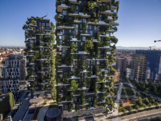 Edificios Bosco Verticale en Milán, ejemplo de inversión en infraestructura verde de CAP Group. Diseño innovador con vegetación integrada en la ciudad.