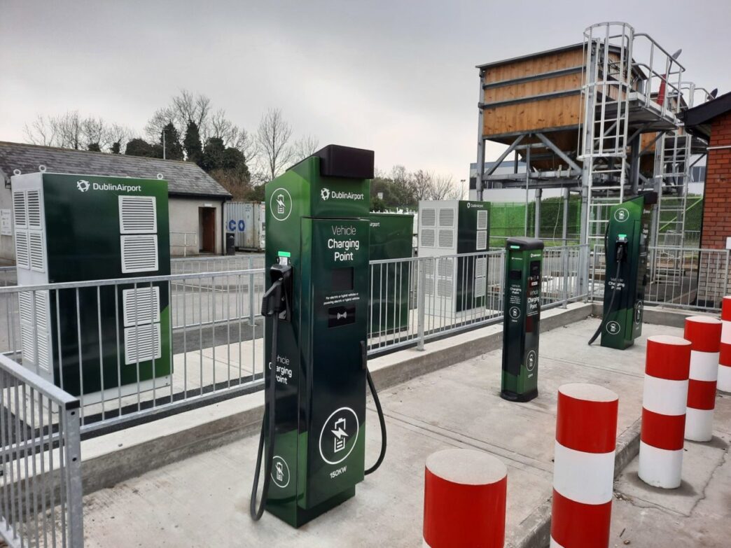 Cargadores eléctricos verdes en el Aeropuerto de Dublín. Inversión en infraestructura para vehículos eléctricos amigable con el medio ambiente.