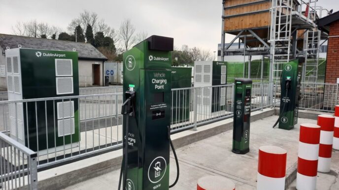 Cargadores eléctricos verdes en el Aeropuerto de Dublín. Inversión en infraestructura para vehículos eléctricos amigable con el medio ambiente.