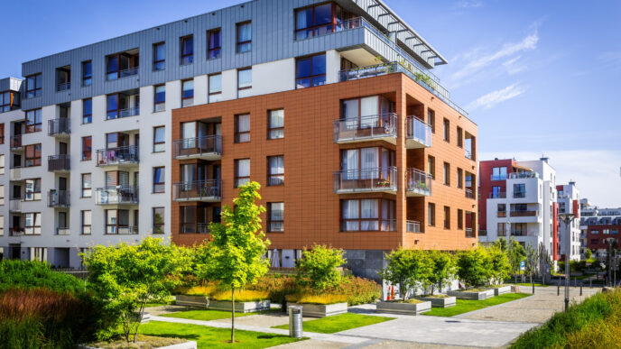 Moderna vivienda estudiantil en el sureste de EE.UU. con balcones y jardines. Inversión inmobiliaria atractiva para estudiantes, con diseño contemporáneo.