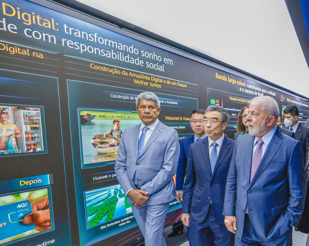 Exhibición de inversión industrial en LATAM: líderes observan proyectos digitales en la Amazonía, impulsando la conectividad y el desarrollo.