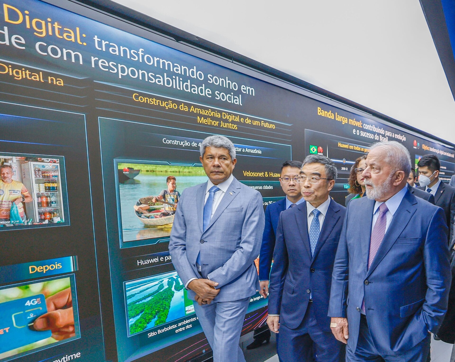 Exhibición de inversión industrial en LATAM: líderes observan proyectos digitales en la Amazonía, impulsando la conectividad y el desarrollo.
