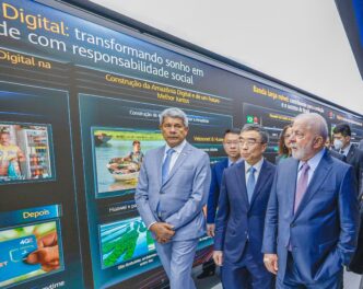 Exhibición de inversión industrial en LATAM: líderes observan proyectos digitales en la Amazonía, impulsando la conectividad y el desarrollo.